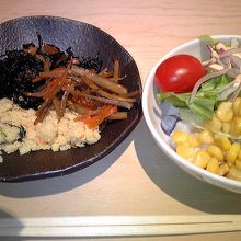 惣菜と野菜は食べ放題