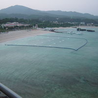 部屋からビーチを見る