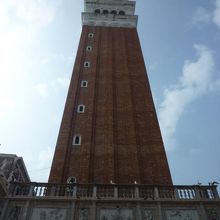 サンマルコ広場にそびえたつ塔です