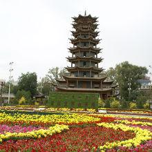 園内に広がる巨大な花壇と、向こうには木塔寺が。