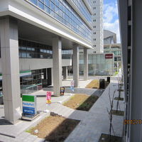 ゆいレールから見た外観。奥にあるのがホテル。