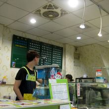 カウンターでまず注文。日本語表記ありなので指差し注文OK。