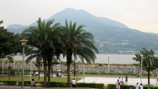 週末は若者中心に賑やかに