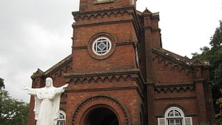 八角ドーム屋根を持つレンガ造り教会