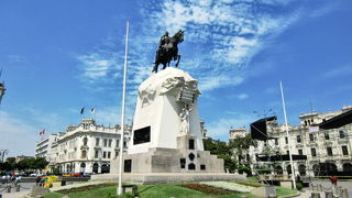 マルティン将軍の騎馬像が立つ