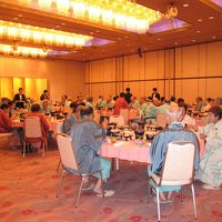 洋室丸テーブルいす掛けで懇親会