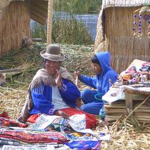 浮島ウロス島で土産物を売る女性