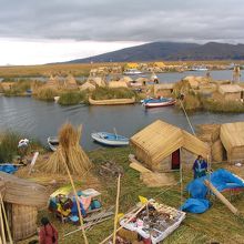 島も家も葦でできたウロス島