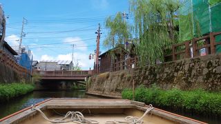 ゆっくり進む船に揺られて町並みが見られます