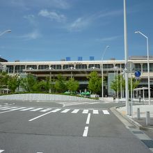 新潟駅南中央口から少し南に進んだところで撮った駅舎の様子。