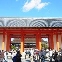 三門。奥には本殿。