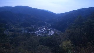 ここに登って妻籠の宿を望む