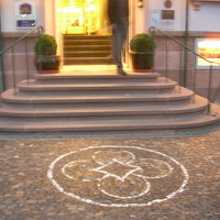 ホテル前の石畳にはマークあり