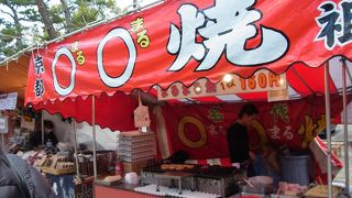 入口から入っていくと色々なお店が左右に!!    