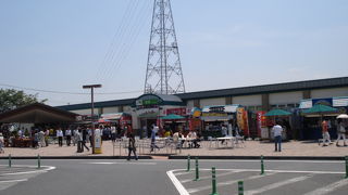 新しくはないけど、混み合っています。