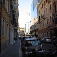 写真左手にホテルがある