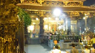 夜も活気あふれる古刹