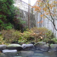 打たせ湯もある露天風呂。飲泉可。