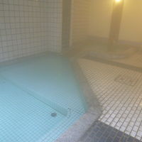 内風呂。洗い場は３つ。飲泉可。