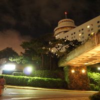 夜のホテルの外観