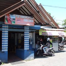 フ−ド・コ−トの一角に位置。