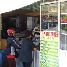 店頭。テイクアウトの人も多い。