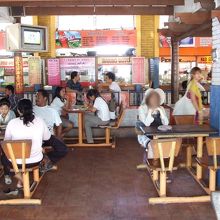 フ−ドコ−トの共同客席