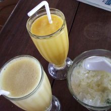 (左)パイナップル・ジュ−ス（約45円）、(上)マンゴ−・シ