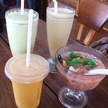 (左上)メロン・ジュ−ス（約45円）、（右上）梨ジュ−ス（約