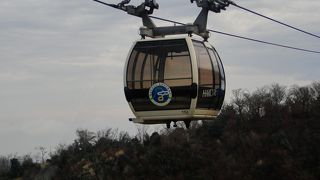 昔はとても揺れるロープウェイでしたが、近年モデルが代わり２本ケーブルになり　ほぼ揺れなくなりました。