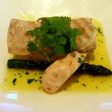 積丹産ハマチグリルと柚子風味の海老クネル 