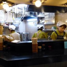 女性３人で切り盛りしている立ち食い蕎麦店