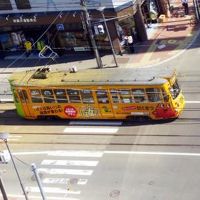 窓の右側下には札幌市電一条線が走ります 