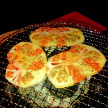 テール(しっぽ)です！真ん中は骨なのでしゃぶるように食べます