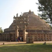 サーンチーには、ストゥーパの他に寺院や僧院などの貴重な仏教建造物の遺跡があります。