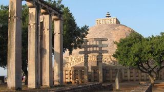 第18寺院は、第1ストゥーパの南の塔門のすぐ南にあります。