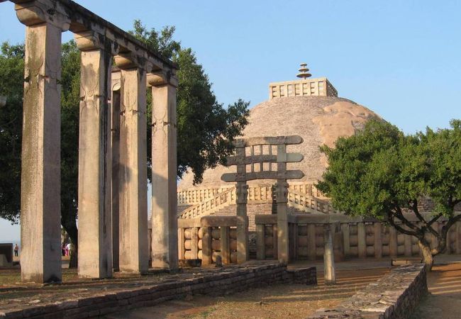 第18寺院は、第1ストゥーパの南の塔門のすぐ南にあります。