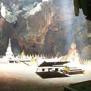洞窟の中にあるお寺