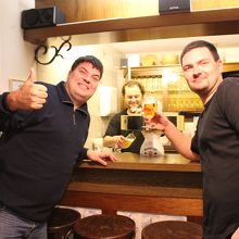 試飲レストランは、バースタイル。各自で飲みたいビールを注文