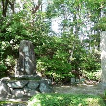 同志社大学構内の筒城宮（つつきのみや）址の碑周辺