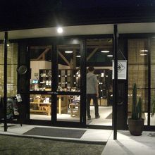 入口は、お店になっています。その奥がレストランです