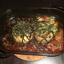 鉄のパンで料理された厚いレンコンのステーキ