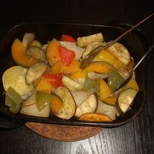 鉄のパンで、野菜の蒸し焼きです。野菜の甘さがしっかり出ていま