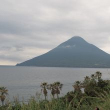 海上に浮かぶ開聞岳