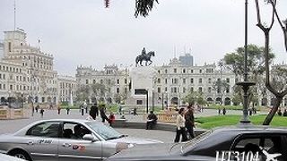 騎馬像のある広場