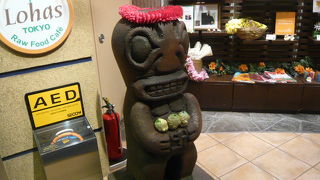 店先に可愛いモアイ像？