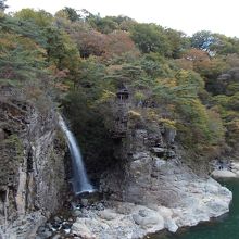 虹見橋から見た虹見滝