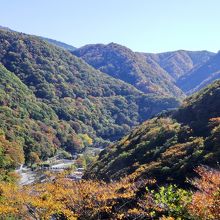 ダム湖とは反対側です。