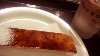 とってもおしゃれなカフェ、お店もカフェもワンフロアで活気があります。