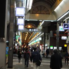 夜でも人通りが多いです。